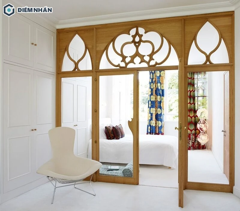 Vách ngăn gỗ kính được trang trí hoa văn tinh tế, vừa ngăn chia vừa tăng tính thẩm mỹ cho căn phòng