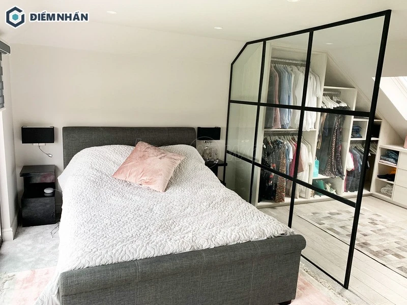 Vách ngăn nhôm kính hiện đại giúp phân tách khu vực giường ngủ và không gian thay đồ