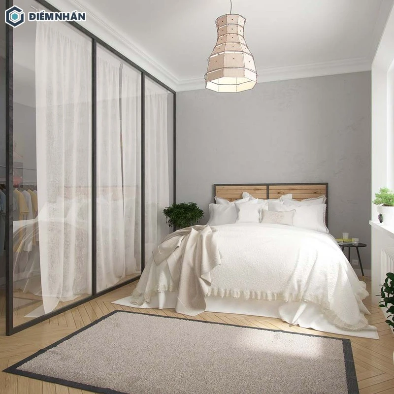 Vách ngăn phòng ngủ kết hợp kính và vải, tăng sự riêng tư nhưng không làm không gian bí bách