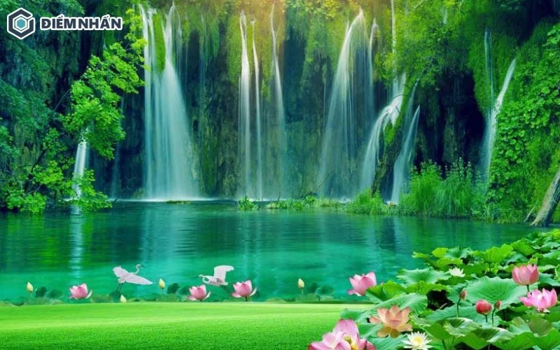 Điểm xuyến cánh cò và hoa sen tăng thêm vẻ đẹp thẩm mỹ cho bức tranh