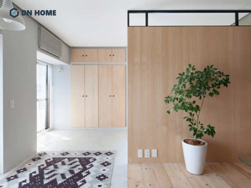 Lựa chọn vách ngăn nhựa PVC với gam màu hài hòa giúp tổng thể phòng ngủ gọn gàng hơn
