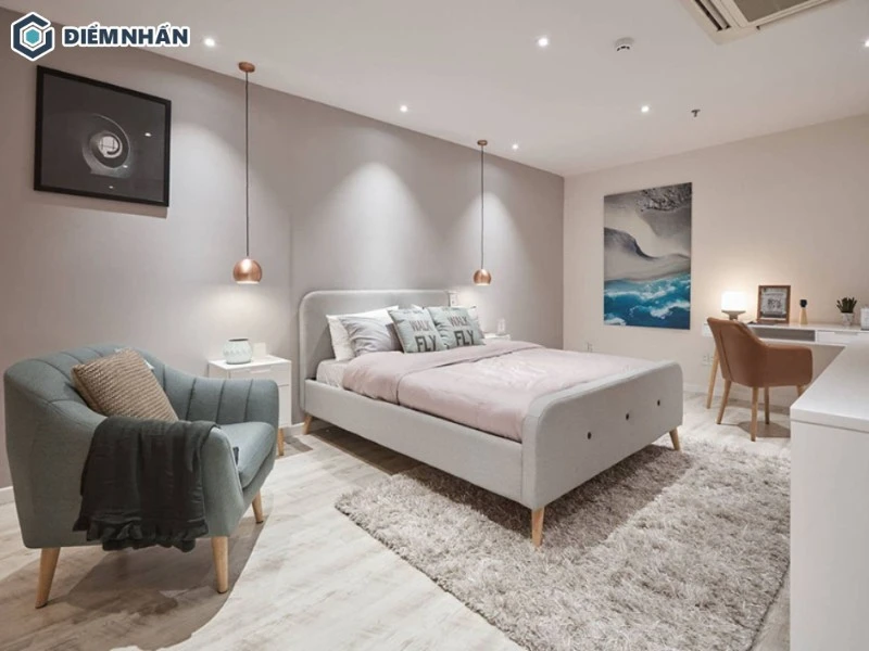 Decor phòng ngủ vợ chồng với tranh treo tường phù hợp tạo nên nét thẩm mỹ