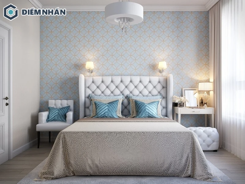 Sử dụng giấy dán tường với hoạ tiết đơn giản để tăng thêm phần tinh tế cho căn phòng