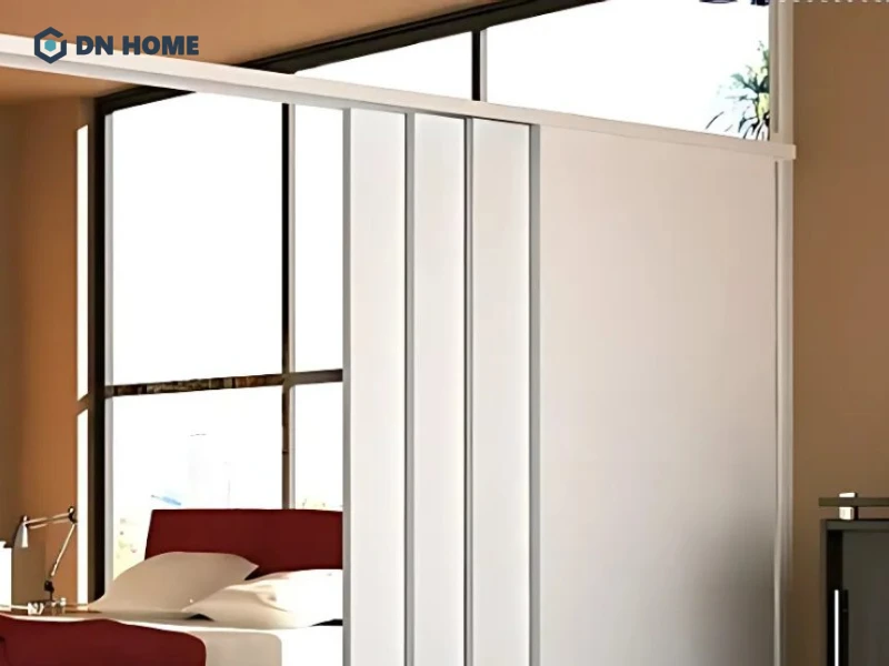 Vách ngăn nhựa xếp đơn giản, tinh tế phù hợp với không gian sống hiện đại