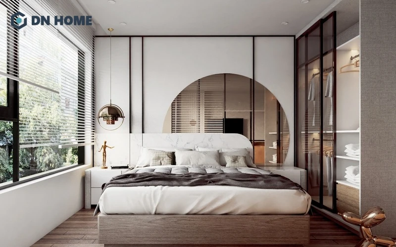 Đường cong tròn mềm mại của gương tạo điểm nhấn hiện đại cho phòng ngủ