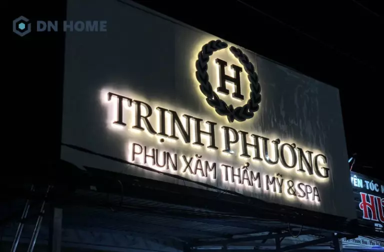 Bảng hiệu phun xăm thẩm mỹ và spa đèn LED nổi bật vào ban đêm