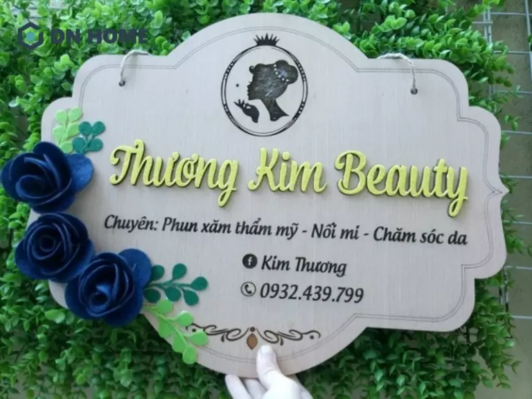 Các chi tiết trang trí bảng hiệu vẫy theo phong cách đơn giản