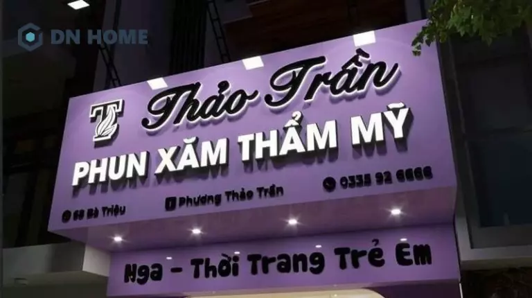 Hộp đèn mica có độ bóng cao, góp phần tăng tính thẩm mỹ cho không gian mặt tiền