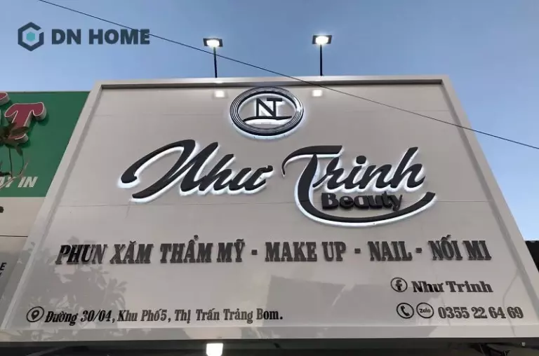 Nội dung trên bảng hiệu phun xăm cần ngắn gọn, đầy đủ thông tin