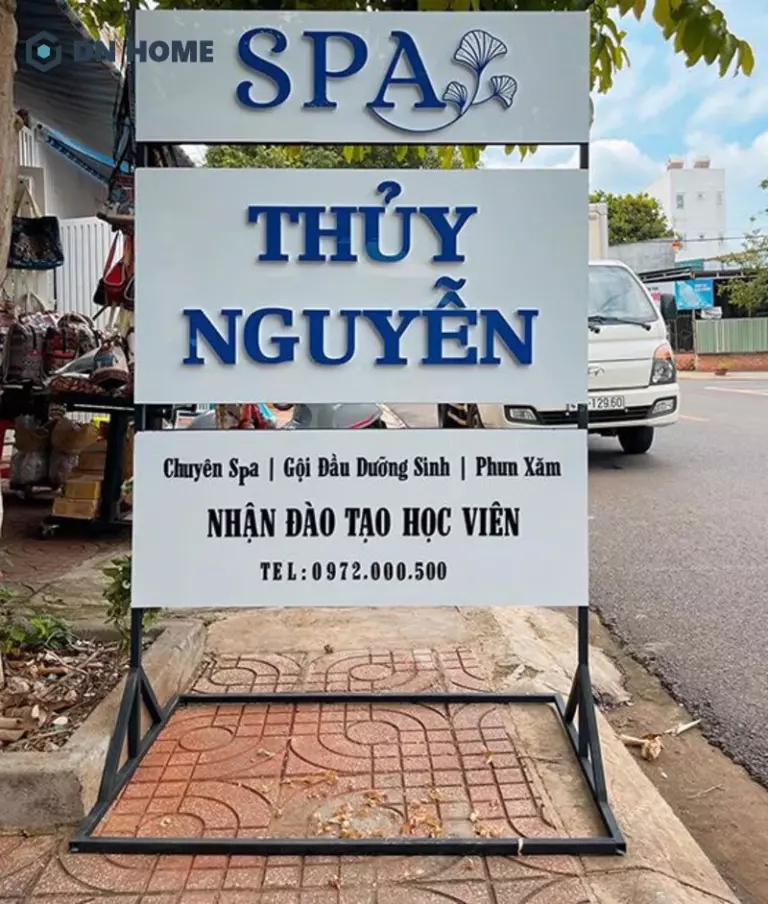 Bố cục bảng hiệu phun xăm được phân chia rõ ràng, giúp người đọc dễ nắm bắt thông tin