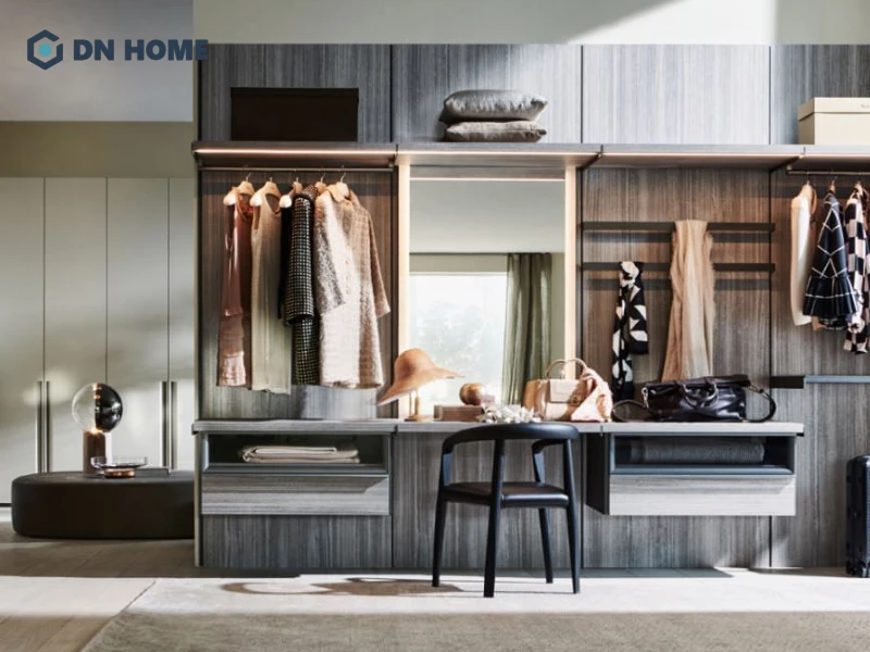 Hệ tủ âm tường trong căn hộ 60m2 được thiết kế khoa học, giúp tăng diện tích lưu trữ