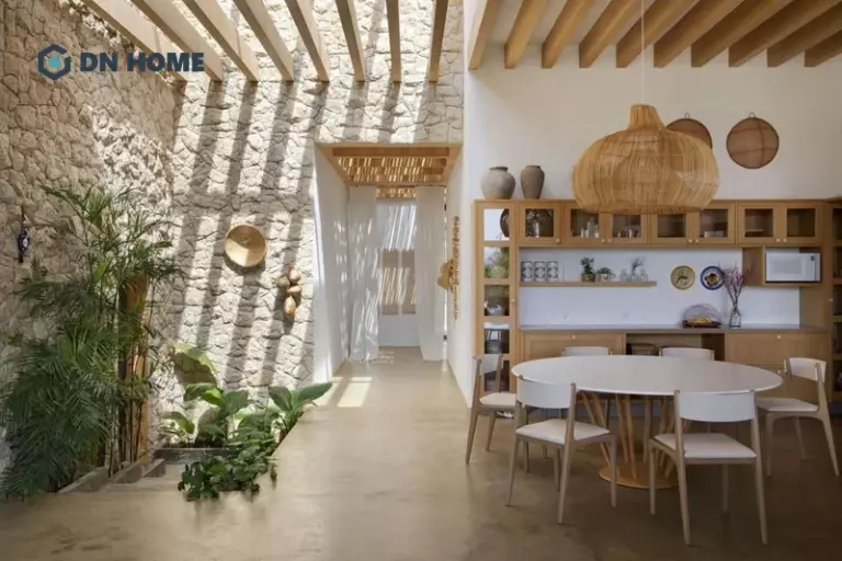 Không gian thông tầng, giếng trời trong nhà thường là vị trí lý tưởng để thiết kế tiểu cảnh