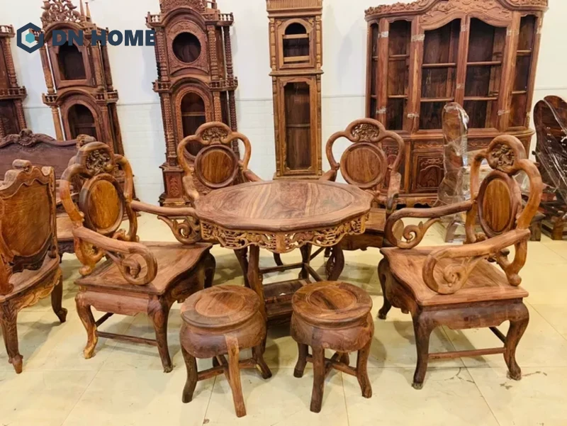 Bộ bàn trà gỗ cẩm lai có đường nét tinh xảo, sang trọng