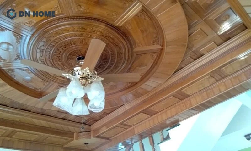 Mẫu trần gỗ sang trọng kết hợp đèn thả trần được nhiều gia đình lựa chọn