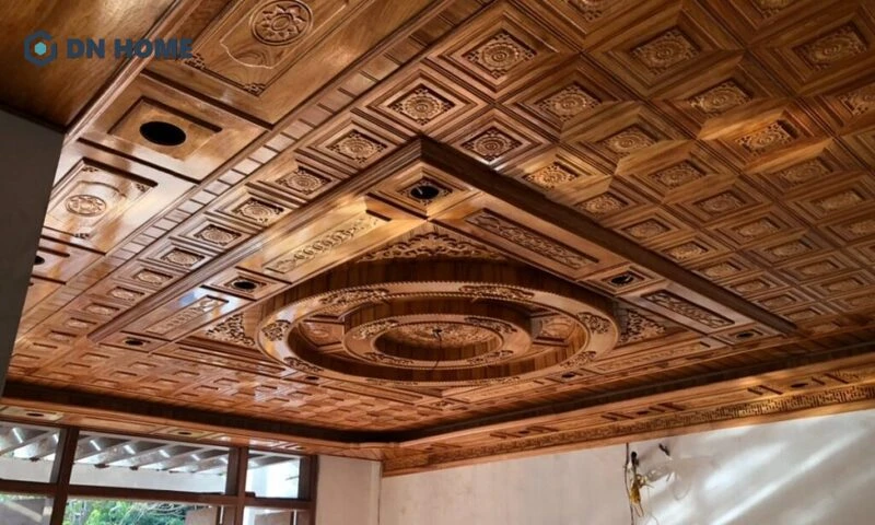 Trần gỗ nhà có đường nét thiết kế tinh xảo, bố cục đối xứng