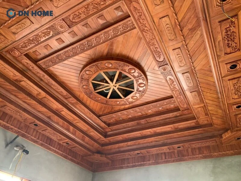 Mẫu trần nhà ốp gỗ gõ đỏ có giá trị thẩm mỹ cao