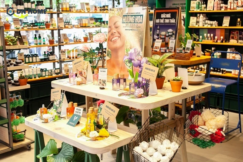 Lựa chọn chất liệu kính giúp không gian showroom mỹ phẩm đón được nhiều ánh sáng tự nhiên