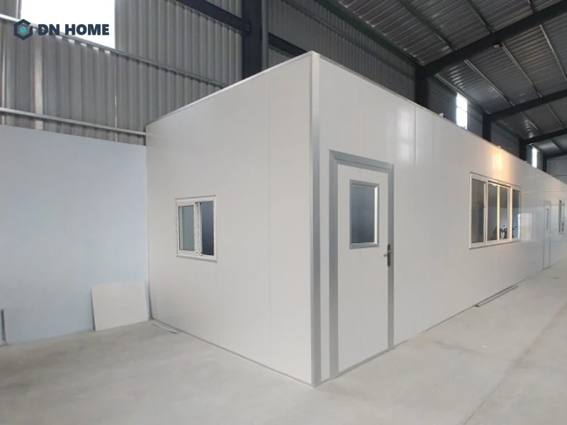 Mẫu vách ngăn panel sử dụng gam màu sáng, giúp phòng ngủ trông gọn gàng và dễ chịu hơn