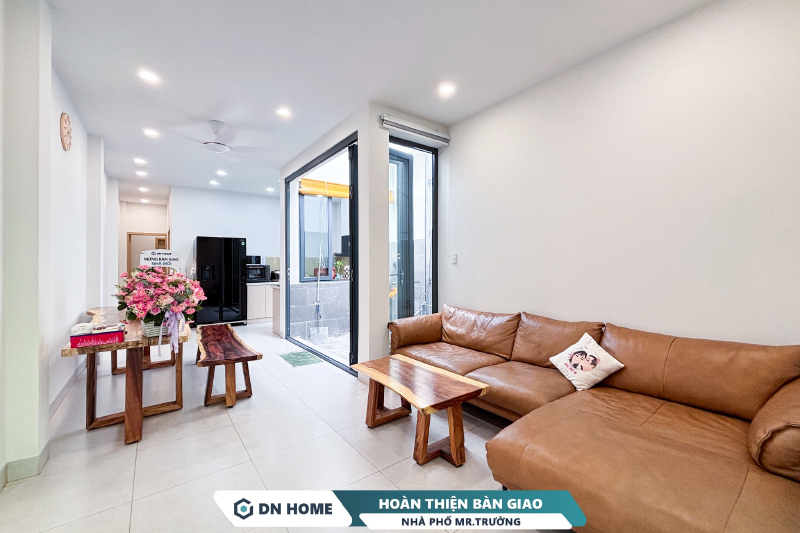 Phòng khách và bếp được thiết kế liên thông tạo cảm giác thoáng rộng và gắn kết gia đình