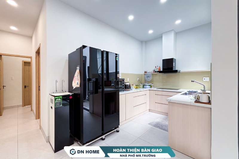 Khu vực bếp được thiết kế theo bố cục chữ U, tối ưu diện tích và tăng tiếng tiện nghi