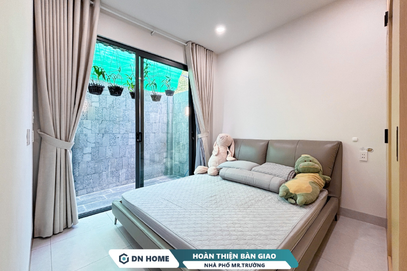 Phòng ngủ thiết kế tối giản, tận dụng ánh sáng tự nhiên tạo cảm giác thoải mái và thư giãn