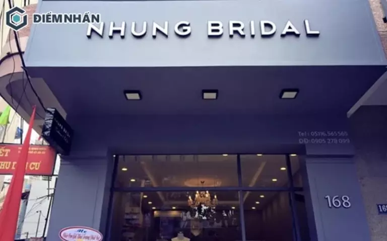 Mẫu bảng hiệu Alu cửa hàng thời trang cao cấp với tông đen tối giản