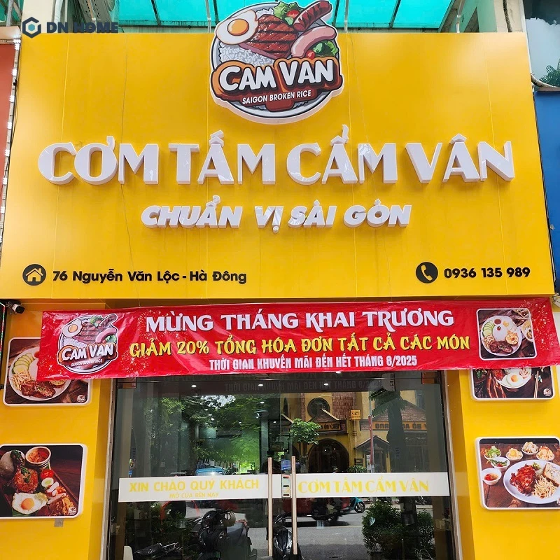 Mẫu bảng hiệu cơm tấm với thiết kế đẹp mắt, sử dụng nhiều hình ảnh minh hoạ nhưng không gây rối mắt