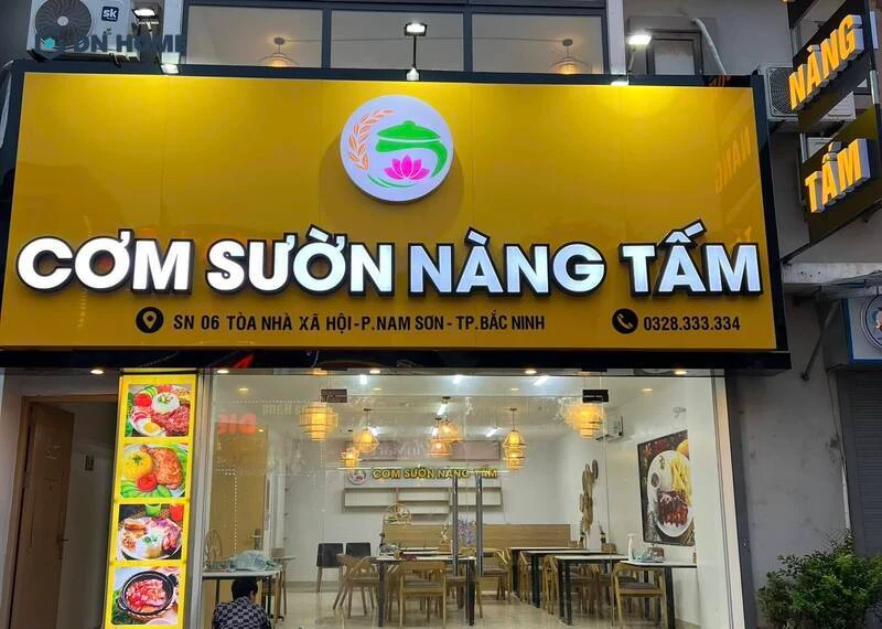 Mẫu bảng hiệu cơm tấm thiết kế đơn giản nhưng vô cùng nổi bật khi về đêm