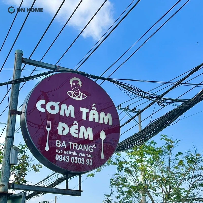 Biển hiệu tiệm cơm tấm kiểu vẫy với màu sắc nổi bật, dễ dàng thu hút khách hàng