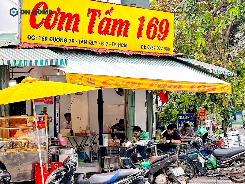 Biển hiệu cơm tấm bạt hiflex với bố cục rõ ràng, font chữ lớn giúp người qua đường dễ dàng nhận diện