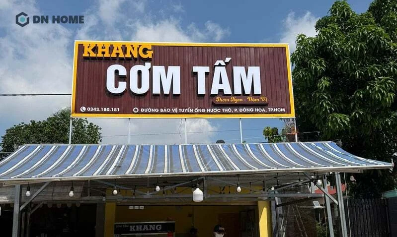Bảng hiệu tiệm cơm tấm mica chữ nổi, đẹp mắt với màu sắc được kết hợp hài hoà