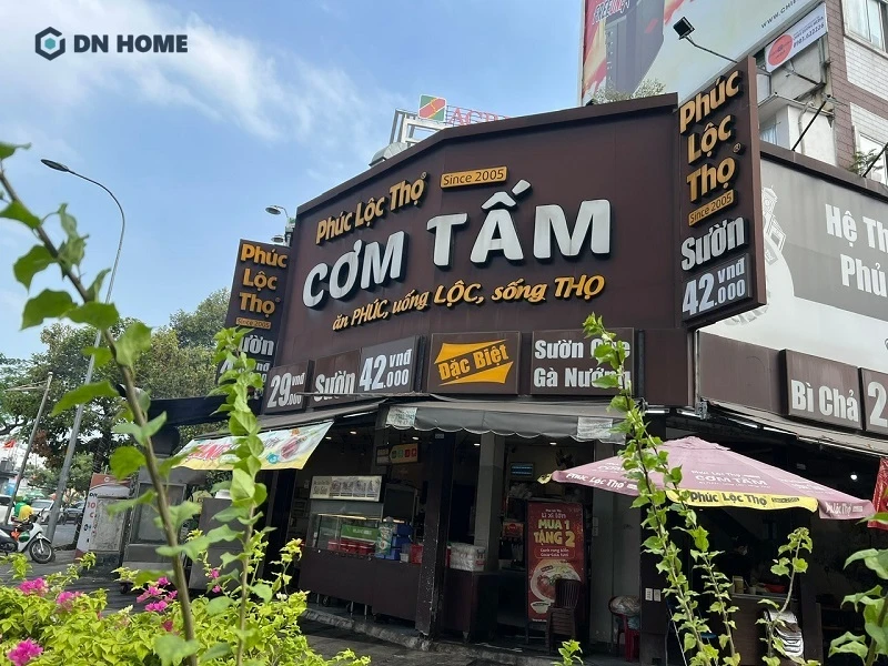 Biển hiệu cơm tấm alu chữ nổi với kích thước lớn, nổi bật giữa phố