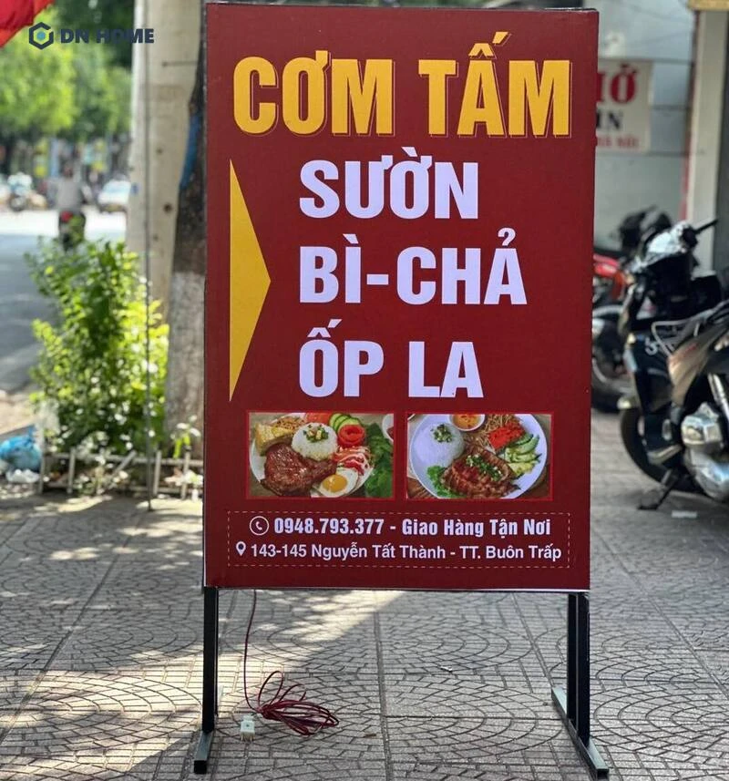 Bảng hiệu cơm tấm bình dân bảng đứng, giúp chủ tiệm dễ dàng dịch chuyển bảng hiệu khi có nhu cầu