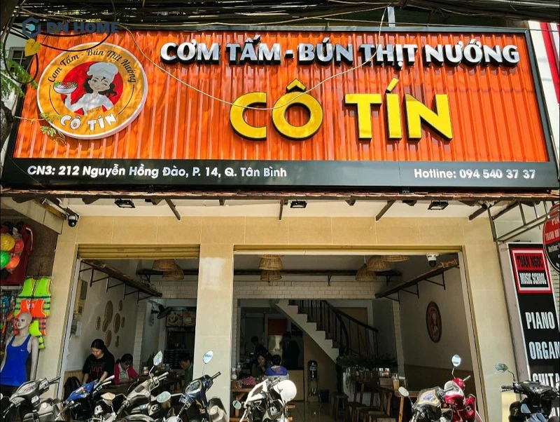 Bảng hiệu quán cơm tấm kết hợp hài hoà về màu sắc, nội dung ngắn gọn sẽ dễ dàng thu hút người đi đường