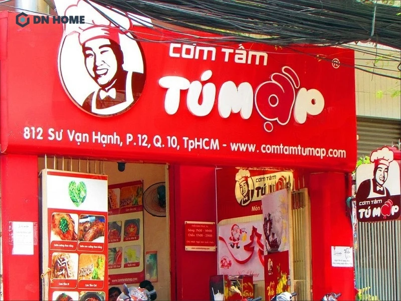 Mẫu biển hiệu cơm tấm sử dụng nền đỏ nổi bật, dễ dàng thu hút ánh nhìn từ người đi đường