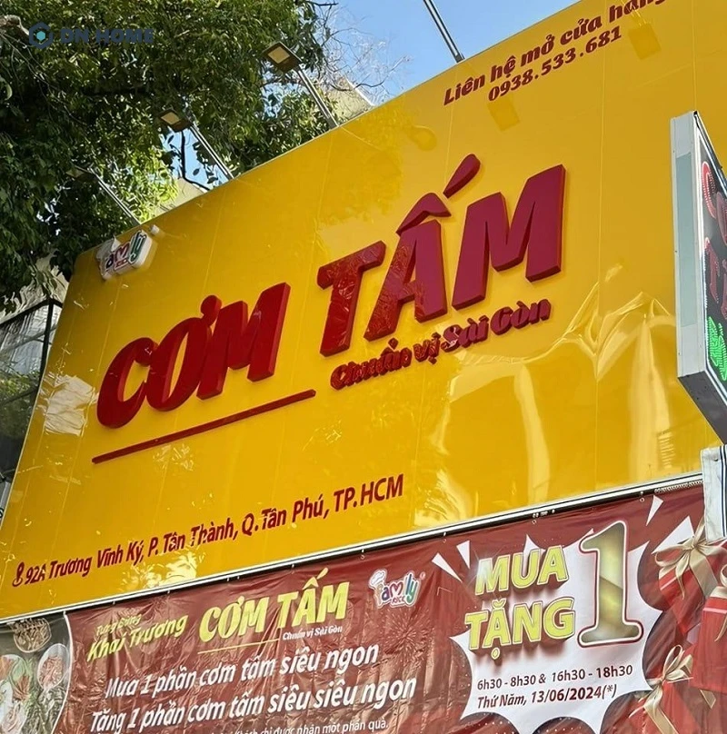 Sự kết hợp hài hoà về màu sắc và font chữ tạo nên bảng hiệu cơm tấm ấn tượng