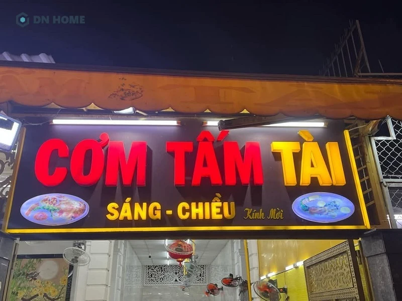 Mẫu biển hiệu cơm tấm mica chữ nổi kết hợp đèn LED nổi bật