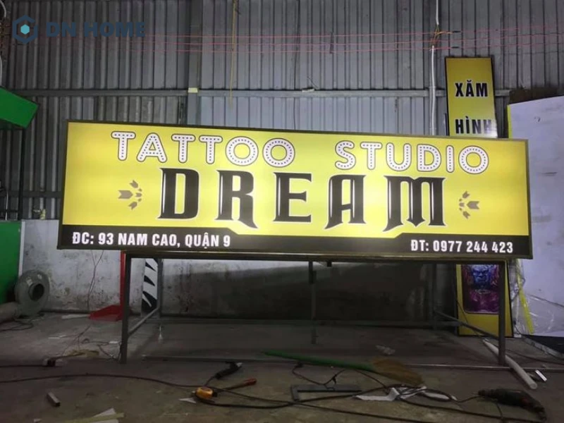 Thi công bảng hiệu hiflex khung sắt chắc chắn, thiết kế cá tính phù hợp cho studio tattoo chuyên nghiệp.