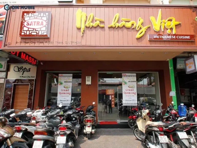 Độ sáng và hiệu ứng bảng hiệu nổi bật về đêm
