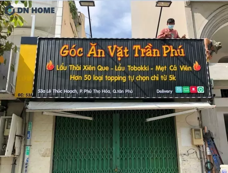 Bảng hiệu đẹp giúp quán ăn vặt thu hút khách hàng hiệu quả