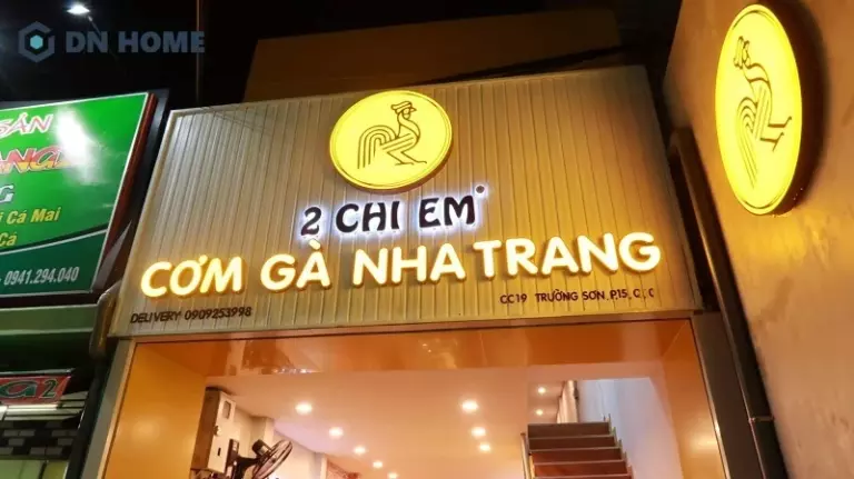 Bảng hiệu mica có màu sắc bóng đẹp và hiện đại