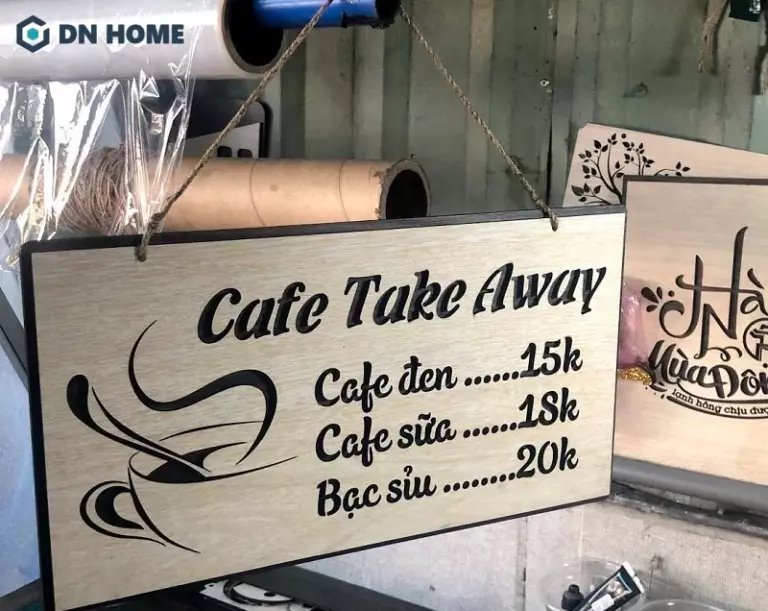 Bảng hiệu quán ăn được làm từ chất liệu gỗ