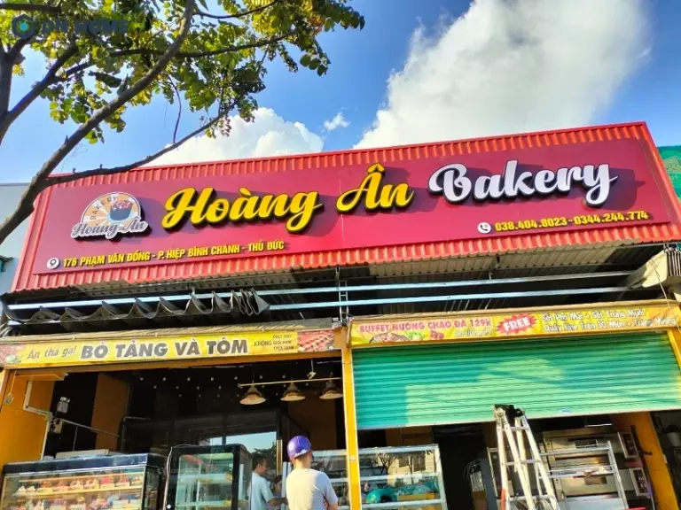 Bảng hiệu nổi bật với những đường gợn sóng tạo hiệu ứng