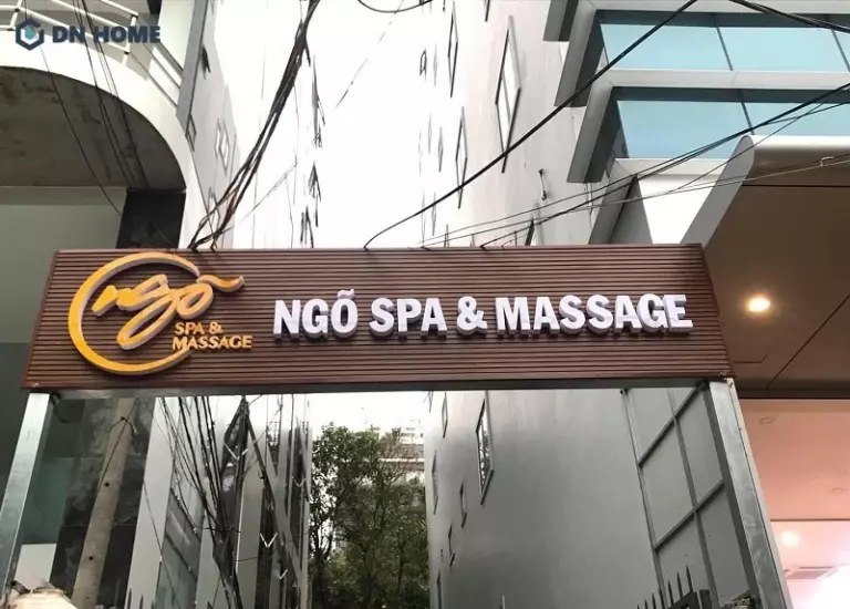 Bảng hiệu được đặt ở vị trí đầu ngõ dành cho cho quán nhỏ sâu bên trong