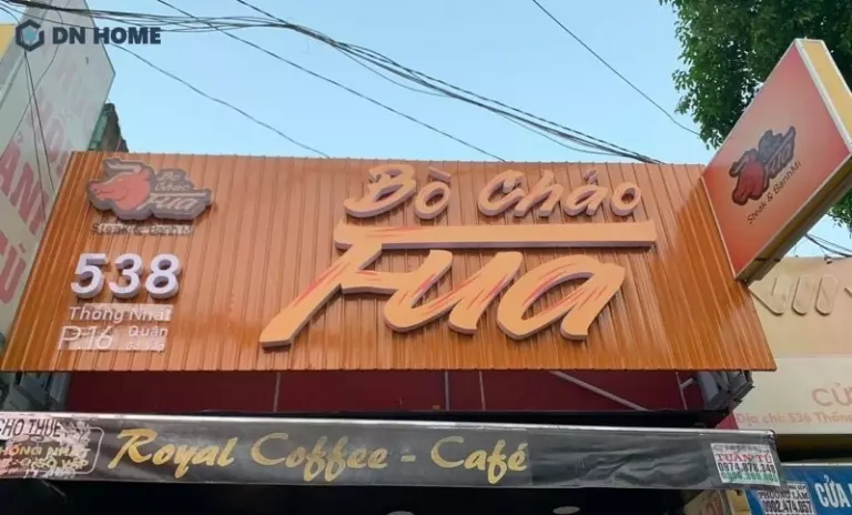 Bảng hiệu và chữ có cùng tông màu