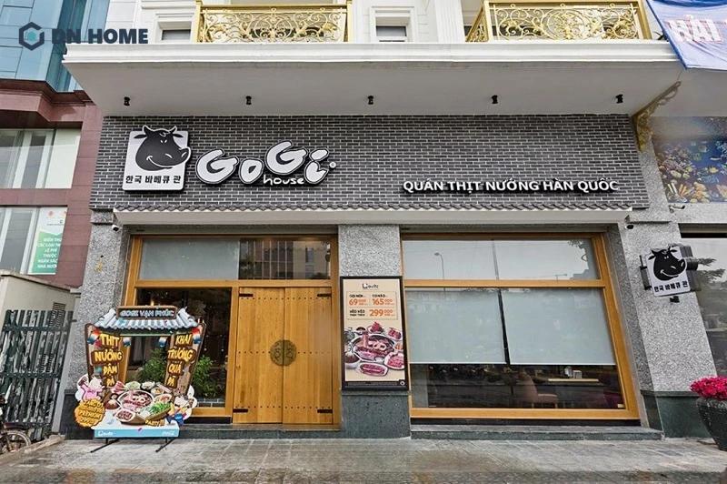 Cổng nhà hàng là nơi thể hiện rõ nét phong cách và thông điệp thương hiệu