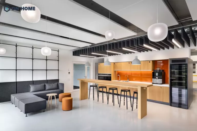 Khu vực pantry văn phòng cần bố trí đầy đủ các thiết bị phục vụ nhu cầu nghỉ ngơi, ăn uống