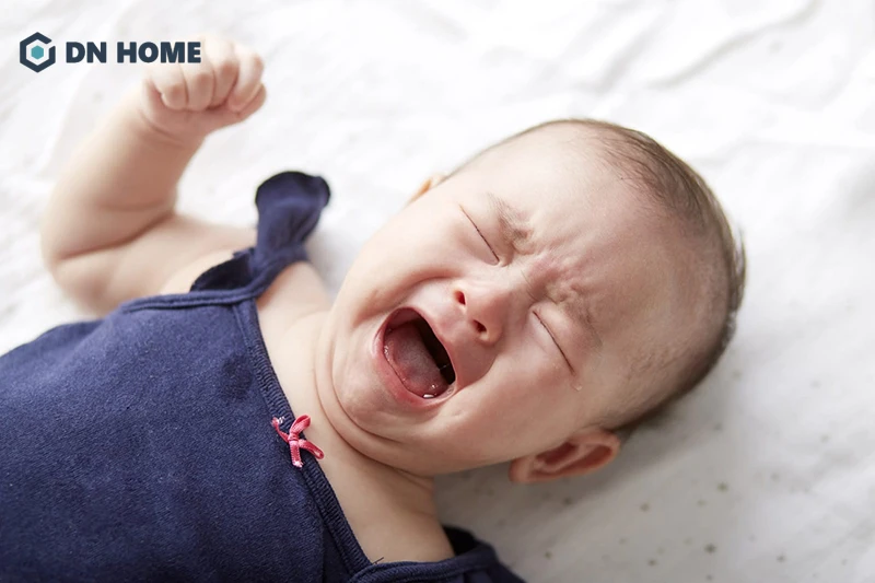 Trẻ em quấy khóc nhiều có thể do việc phòng ngủ tối tăm, bí bách, phong thủy xấu