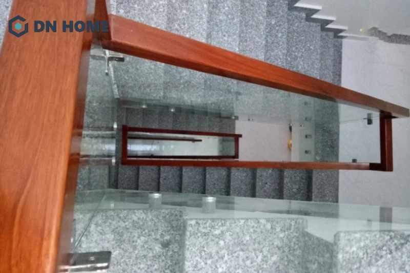 Gỗ cây căm xe được ứng dụng làm tay vịn cầu thang