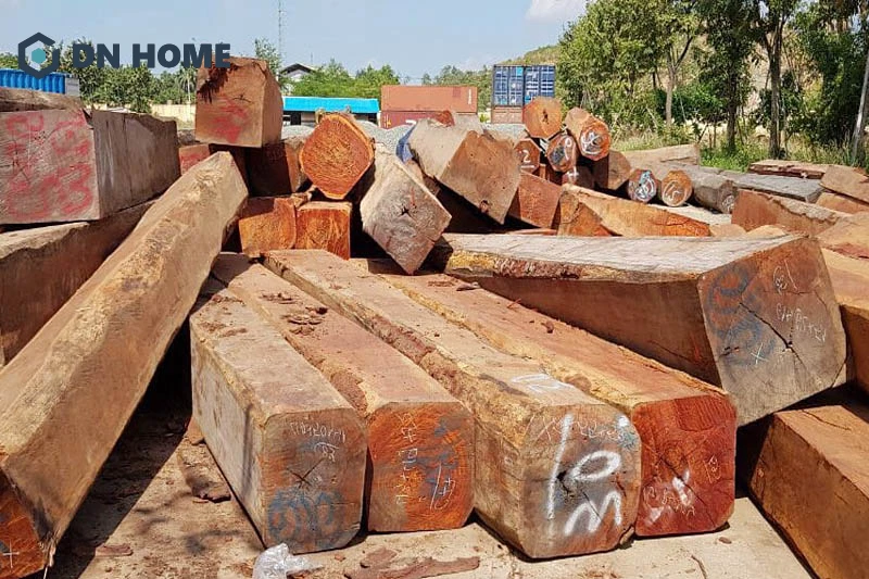 Có thể phân biệt gỗ cây căm xe qua màu sắc bề mặt